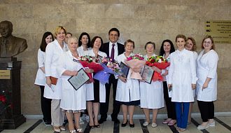 Иван Стилиди наградил медицинских сестер за долголетний и добросовестный труд 