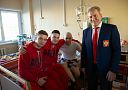 «Мы желаем ребятам только победы!»  Звёзды российского хоккея пришли поддержать пациентов НИИ детской онкологии и гематологии.