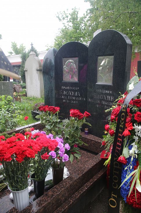 Руководители Онкоцентра почтили память Николая Блохина