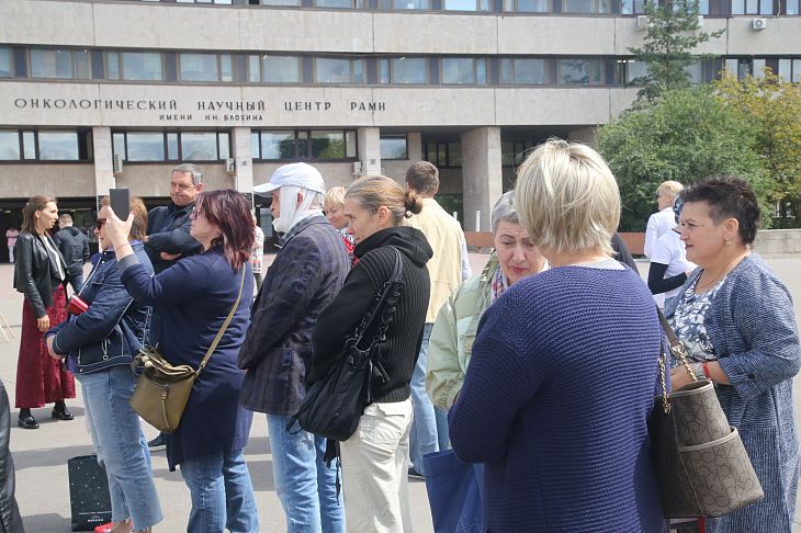 «Мы готовы помочь тем, кому предстоит пройти этот путь». В Онкоцентре открылась фотовыставка, героями которой стали онкобольные.