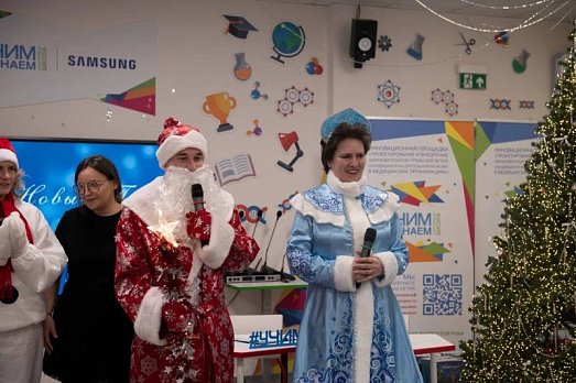 Глава Росздравнадзора Алла Самойлова в роли Снегурочки поздравила с Новым годом пациентов НИИ детской онкологии и гематологии НМИЦ Блохина