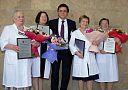 Иван Стилиди наградил медицинских сестер за долголетний и добросовестный труд 