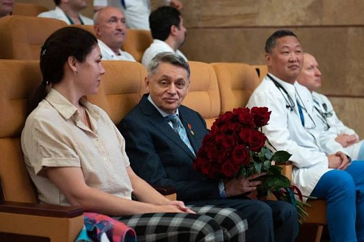 Создателю более шести клеточных технологий Михаилу Киселевскому вручили золотую медаль имени Н.Н. Блохина за выдающийся вклад в развитие онкоиммунологии