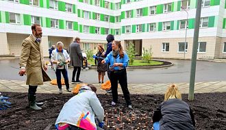 Под окнами детского института расцветут алые сердца из тюльпанов, посаженных послом Королевства Нидерландов