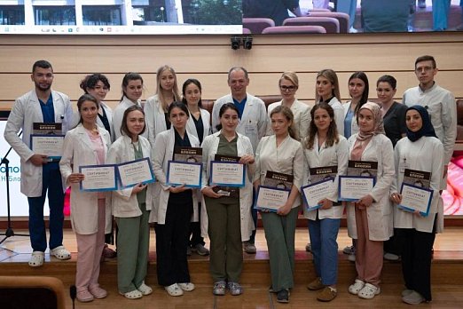 Ординаторов-волонтеров VI Международного форума «Инновационная онкология» наградили в Онкоцентре им. Н.Н. Блохина