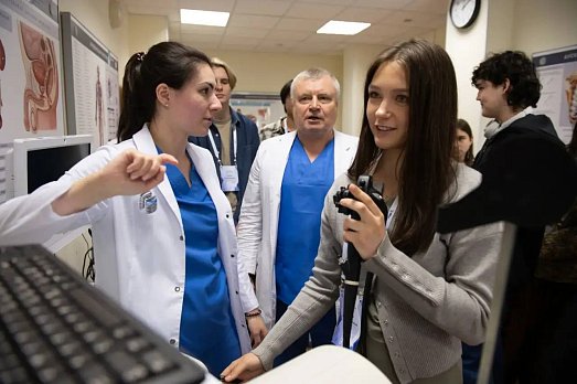 Гости из будущего: экскурсия для учеников ОАНО Школы ЦПМ в НМИЦ онкологии им. Н.Н. Блохина.