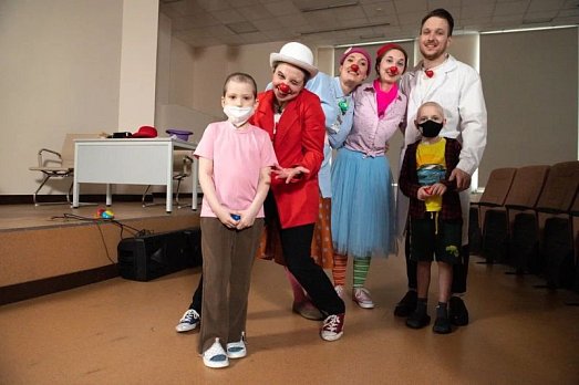 В НМИЦ Блохина состоялся спектакль «Разговор с клоуном: В поисках радости»
