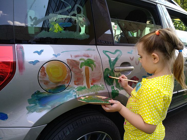 Арт-терапия включается, когда дети рисуют на необычных поверхностях 