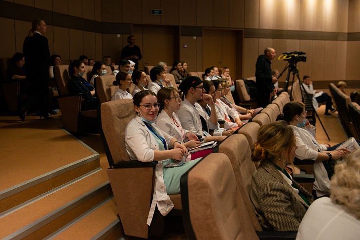 Миша Боровеев, бывший пациент Детского института, выступил на открытии Школы по диагностике и лечению детей с ретинобластомой