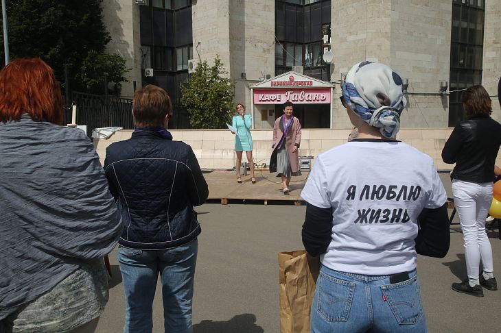 «Мы готовы помочь тем, кому предстоит пройти этот путь». В Онкоцентре открылась фотовыставка, героями которой стали онкобольные.