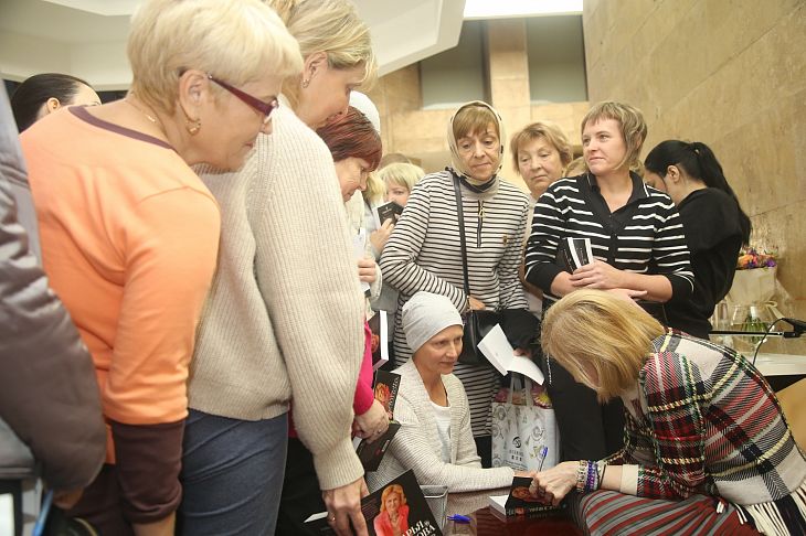 «Никогда не лечитесь таблетками, которые помогли соседке». В Онкоцентре прошла встреча пациентов с писательницей и телеведущей Дарьей Донцовой.