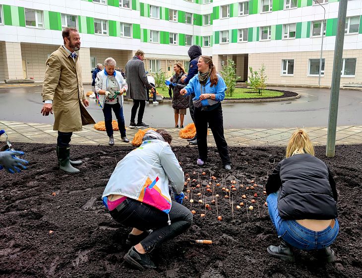 Под окнами детского института расцветут алые сердца из тюльпанов, посаженных послом Королевства Нидерландов