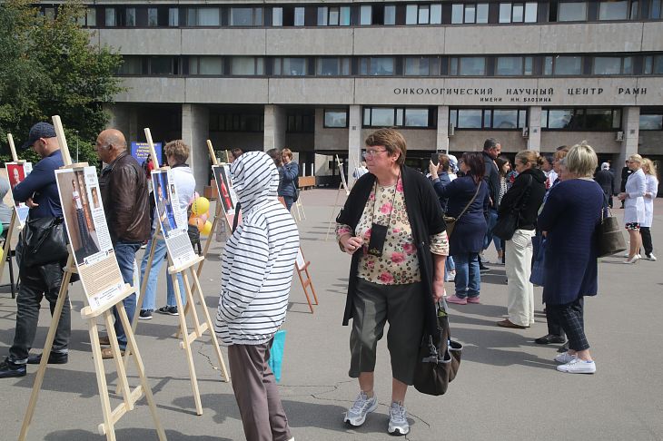 «Мы готовы помочь тем, кому предстоит пройти этот путь». В Онкоцентре открылась фотовыставка, героями которой стали онкобольные.