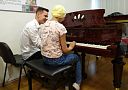 Музыкальная гостиная НИИ детской онкологии и гематологии собирает друзей. В июле для маленьких пациентов, их родителей и сотрудников здесь выступил ряд ярких фортепианных исполнителей. 