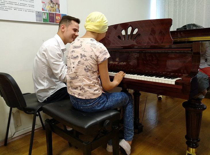 Музыкальная гостиная НИИ детской онкологии и гематологии собирает друзей. В июле для маленьких пациентов, их родителей и сотрудников здесь выступил ряд ярких фортепианных исполнителей. 