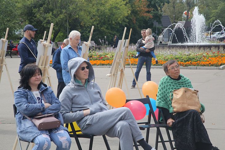 «Мы готовы помочь тем, кому предстоит пройти этот путь». В Онкоцентре открылась фотовыставка, героями которой стали онкобольные.