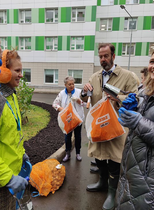 Под окнами детского института расцветут алые сердца из тюльпанов, посаженных послом Королевства Нидерландов