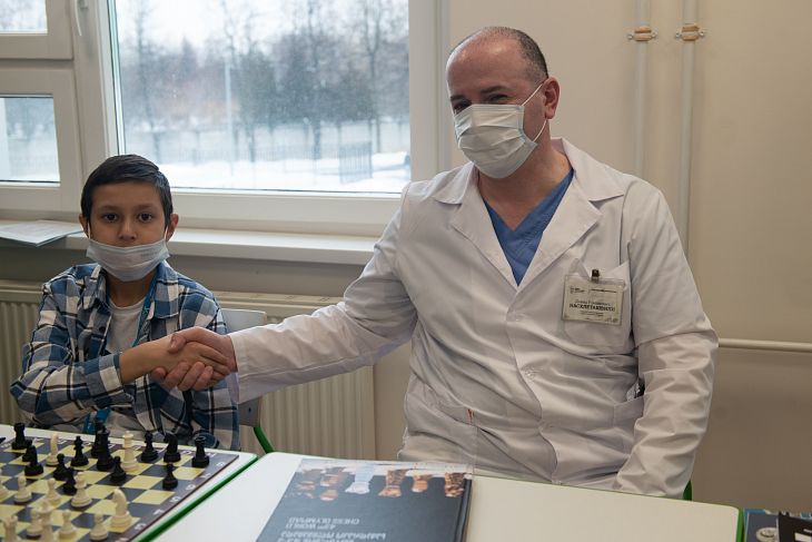 Известный гроссмейстер сыграл с маленькими пациентами Онкоцентра на Каширке