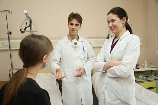 «Выполнить сфинктеросохраняющую операцию при такой локализации опухоли непросто, но мы это делаем». Пациентке с опухолью прямой кишки не только сохранили орган, но и дали шанс забеременеть.
