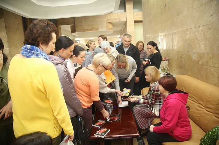 «Никогда не лечитесь таблетками, которые помогли соседке». В Онкоцентре прошла встреча пациентов с писательницей и телеведущей Дарьей Донцовой.