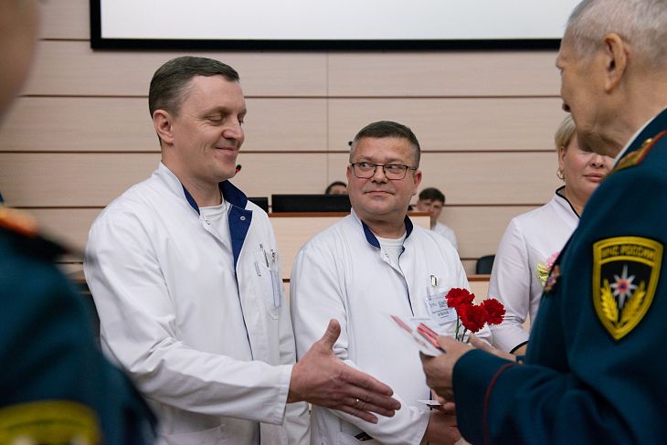 Министр МЧС России поблагодарил сотрудников НМИЦ онкологии им. Н. Н. Блохина за спасение людей