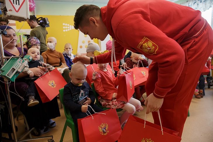 «Мы желаем ребятам только победы!»  Звёзды российского хоккея пришли поддержать пациентов НИИ детской онкологии и гематологии.