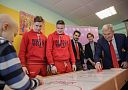 «Мы желаем ребятам только победы!»  Звёзды российского хоккея пришли поддержать пациентов НИИ детской онкологии и гематологии.
